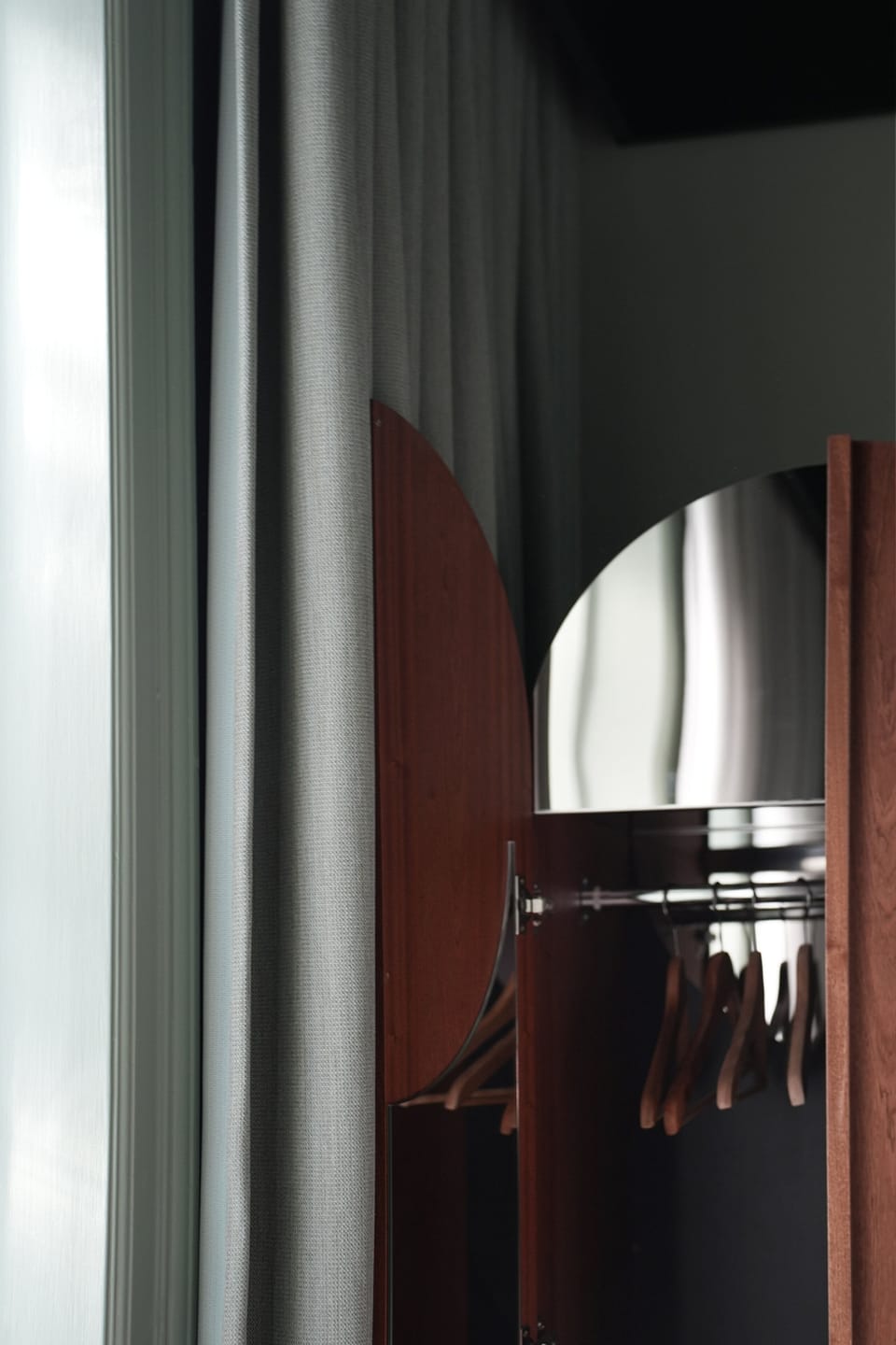 Hypo-allergenic bedding, in-room safe, desk, blackout drapes