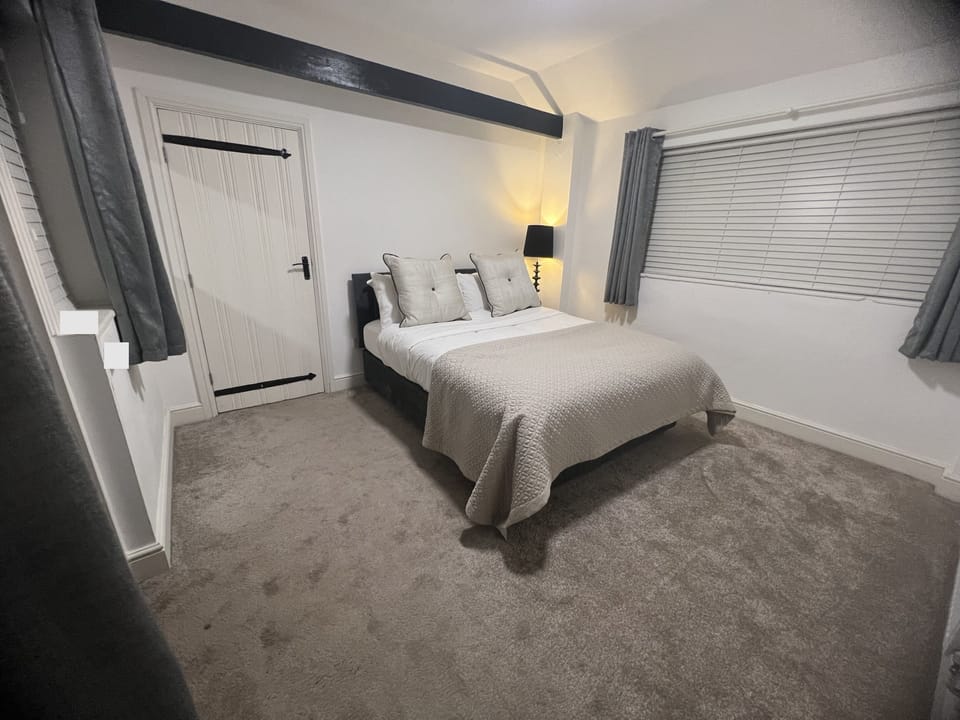 Individually furnished, iron/ironing board, free WiFi, bed sheets