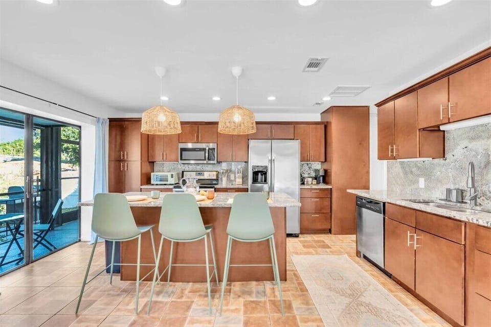 Large eat-in kitchen with island. Coffee station and ice maker. Dishwasher