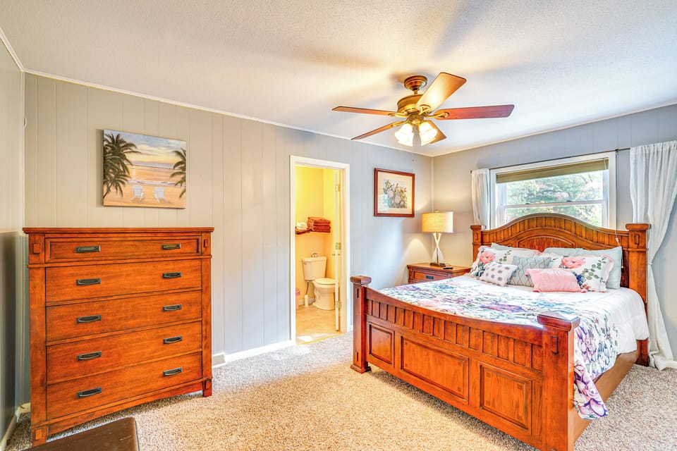 Bedroom 1 | Queen Bed | Smart TV | Upper Level