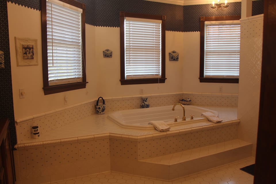 Superior Room | Bathroom | Free toiletries, hair dryer, towels, soap