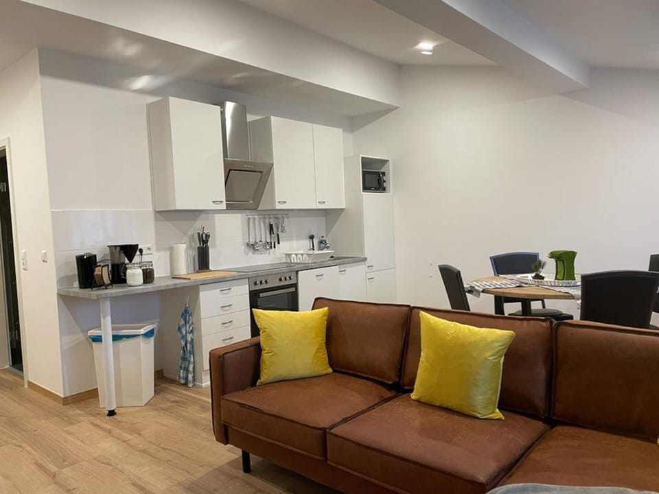 Standard Suite | Living area | 43-inch flat-screen TV with cable channels, TV, Netflix