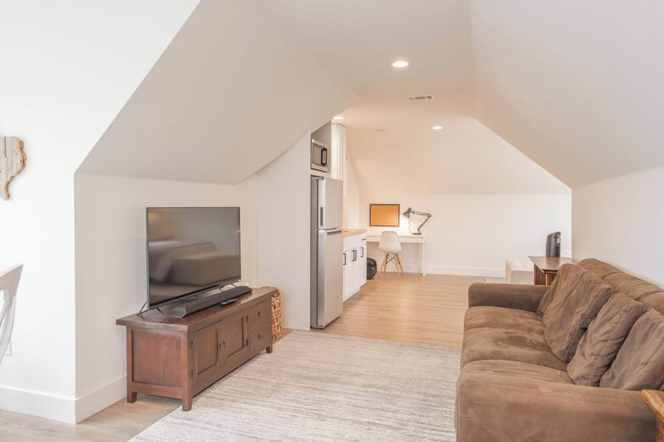 Large open studio with , TV, & kitchenette