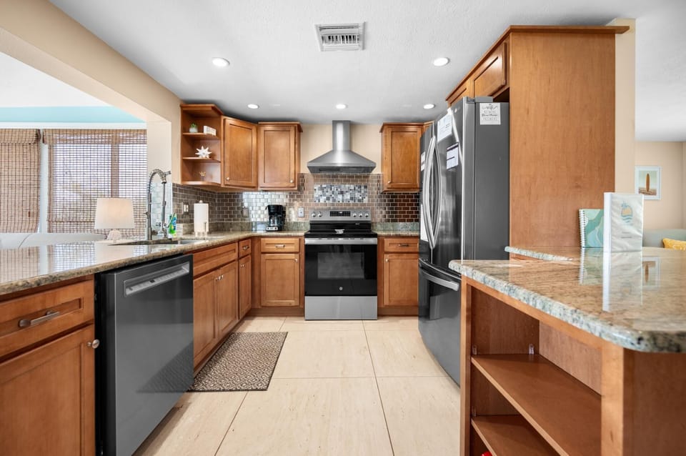 Waterfront 3BR – Pool, Dock, Kayaks & Beach (3238)