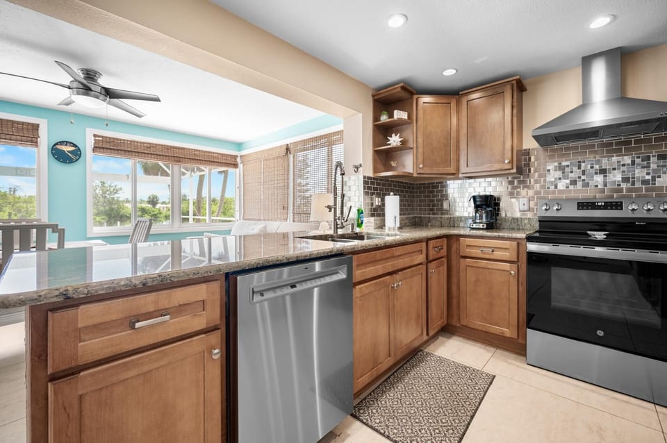 Waterfront 3BR – Pool, Dock, Kayaks & Beach (3240)