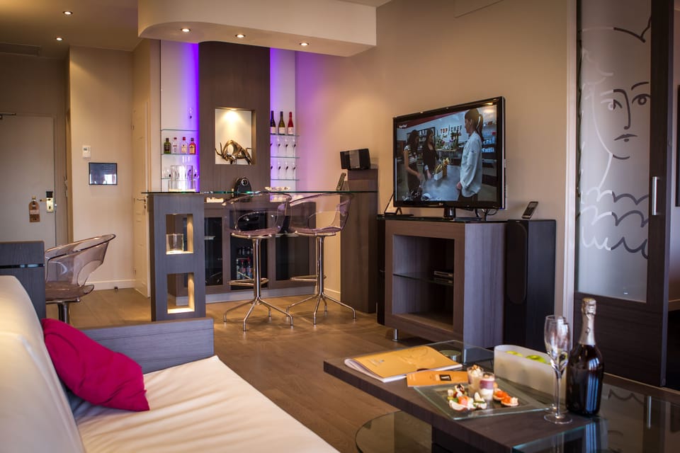 Suite, 1 King Bed | Living area | 40-cm TV with satellite channels, offices