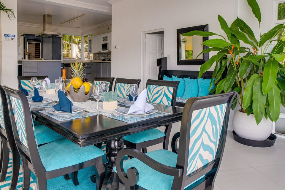 Villa, 4 Bedrooms | Dining