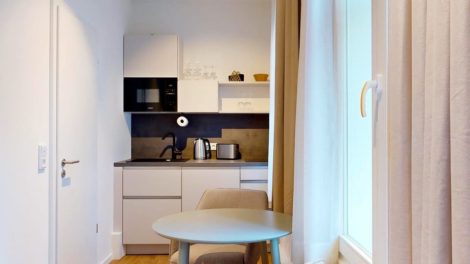 Fully equipped kitchenette in the N°8A Boardinghouse Lüneburg (2)
