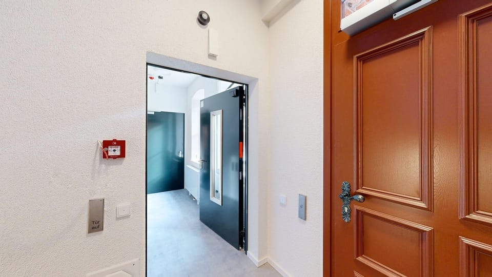 Entrance area in the N°8A Boardinghouse - Barrier-free access via automatic door systems