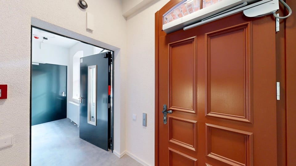 Entrance area in the N°8A Boardinghouse - Barrier-free access via automatic door systems (2)