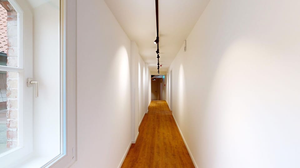 Stylishly designed hallway in the N°8A Boardinghouse - with barrier-free access to the 2nd floor (2)