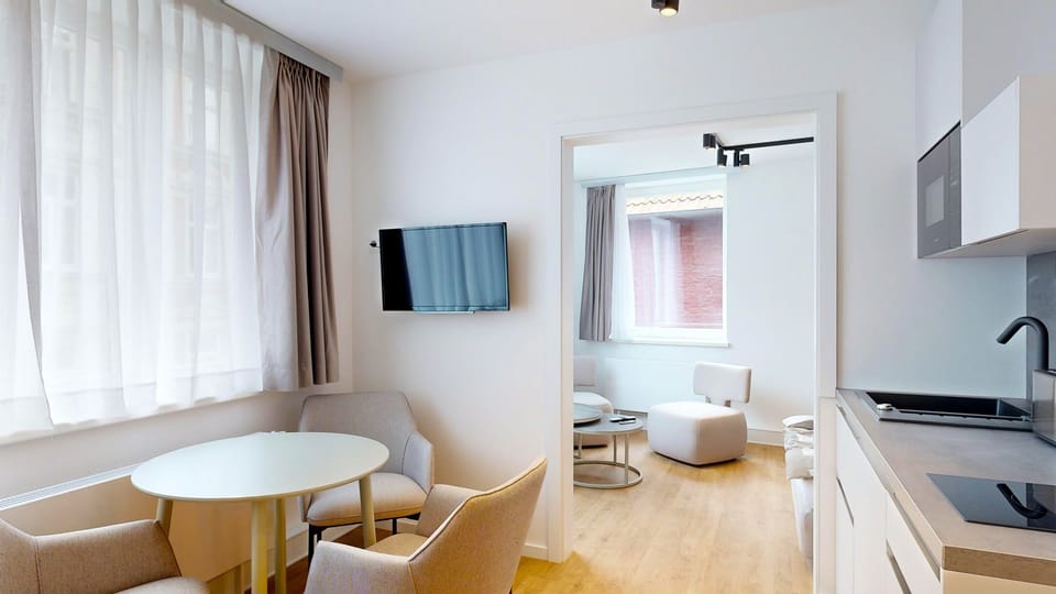 Bright and spacious living area with dining area in the N°8A Boardinghouse (3)