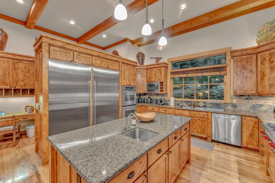 Kitchen: Fully-equipped kitchen, modern stainless steel appliances, Wolf 6-burner range, Nespresso, drip coffee maker, kitchen island w/2 barstools, dedicated workspace