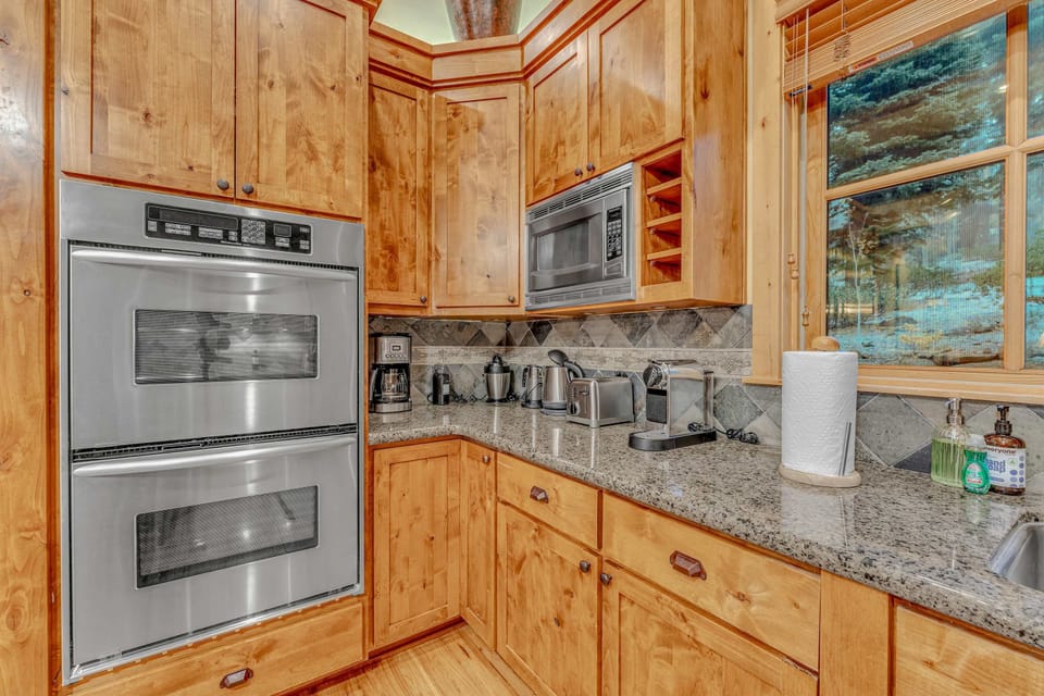 Kitchen: Fully-equipped kitchen, modern stainless steel appliances, Wolf 6-burner range, Nespresso, drip coffee maker, kitchen island w/2 barstools, dedicated workspace