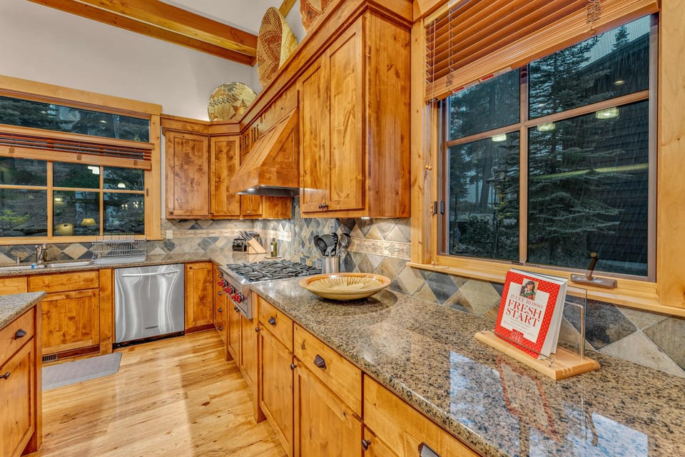Kitchen: Fully-equipped kitchen, modern stainless steel appliances, Wolf 6-burner range, Nespresso, drip coffee maker, kitchen island w/2 barstools, dedicated workspace