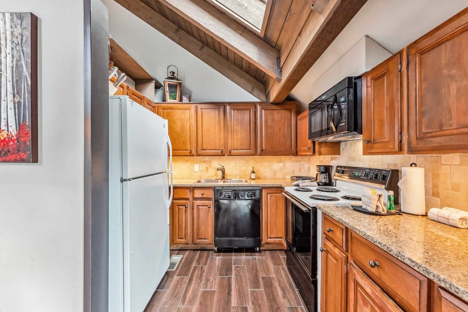 Kitchen: Fully-equipped kitchen, drip coffee maker, Crockpot, blender, toaster
