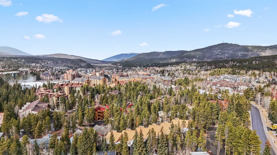 Exterior: An aerial view of the surrounding area
