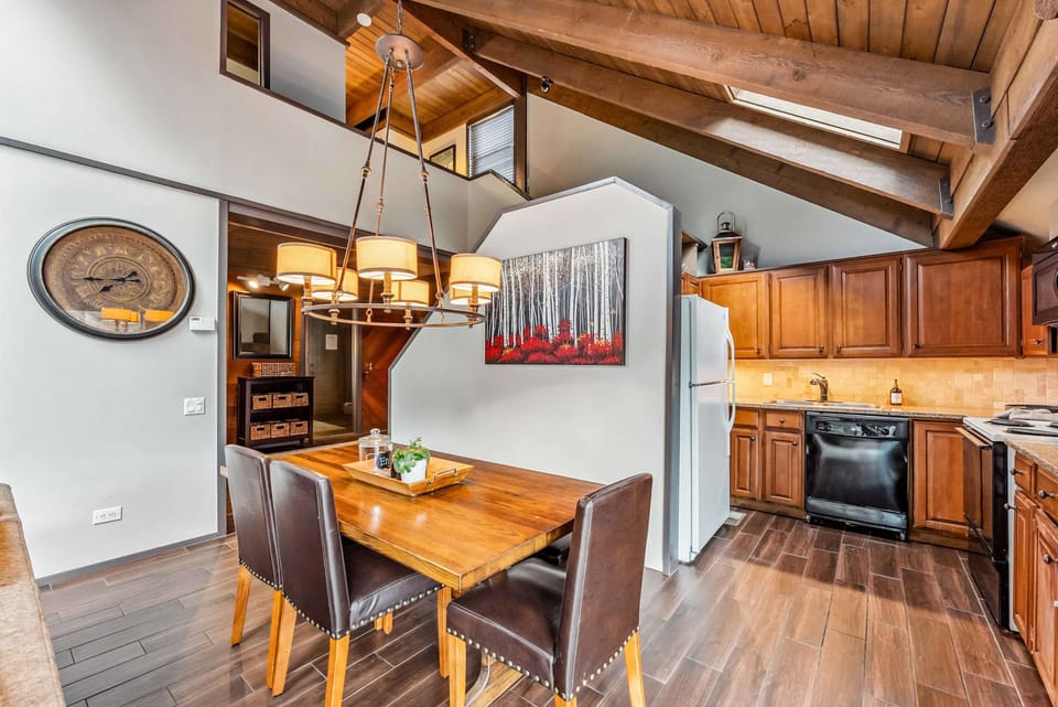 Kitchen and Dining Room: Open layout, fully-equipped kitchen, 6-person dining table