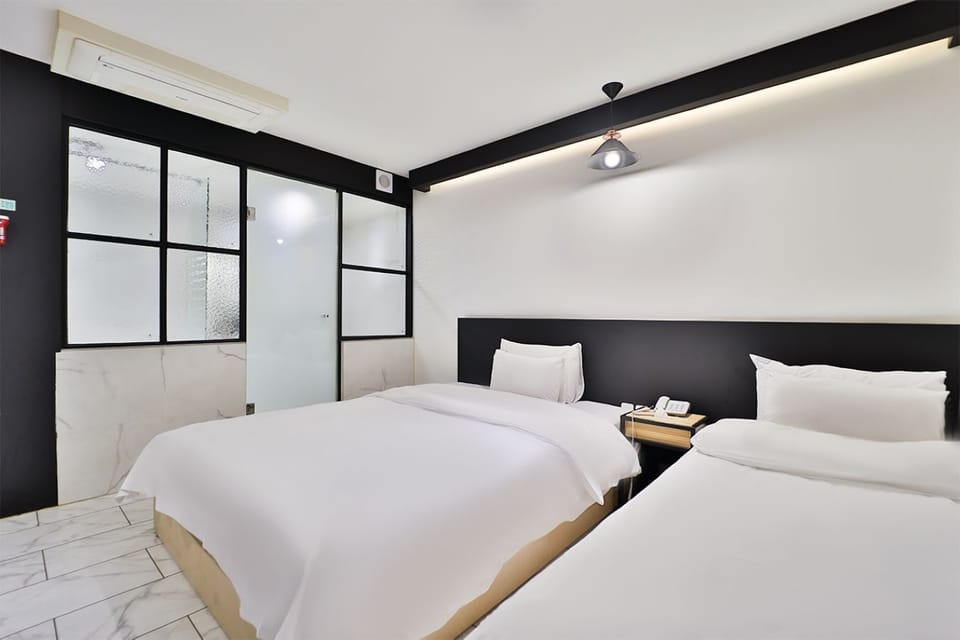 Family Twin Room | Desk, free WiFi