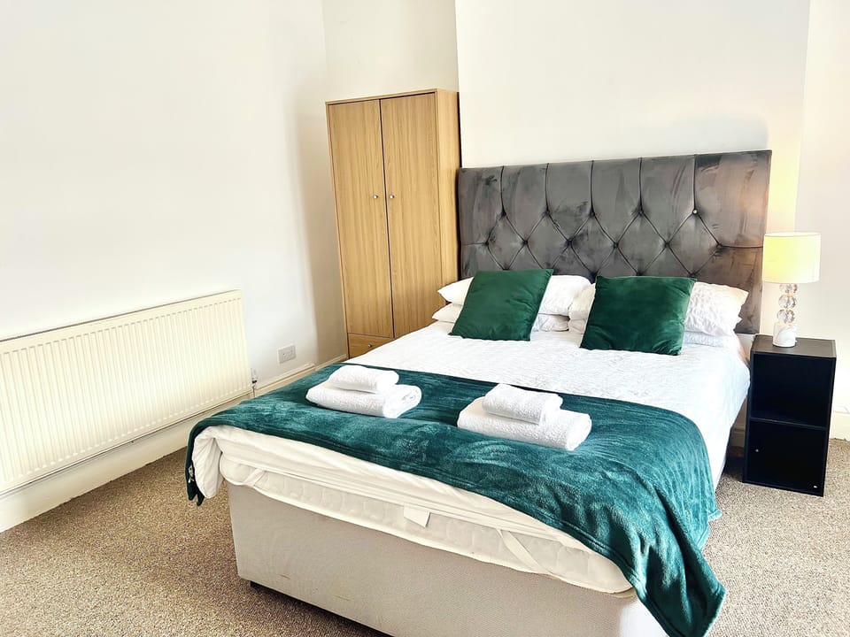 Deluxe Triple Room, 1 Bedroom, Non Smoking | Desk, laptop workspace, soundproofing, iron/ironing board (on request)