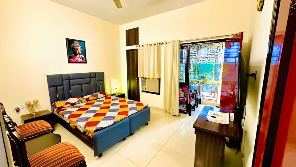 3BHK Private Room | 3 bedrooms, iron/ironing board, bed sheets