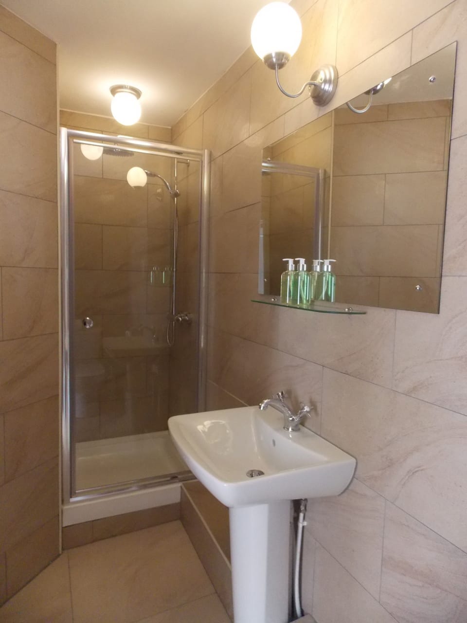 Standard Twin Room | Bathroom | Shower, free toiletries, hair dryer, towels