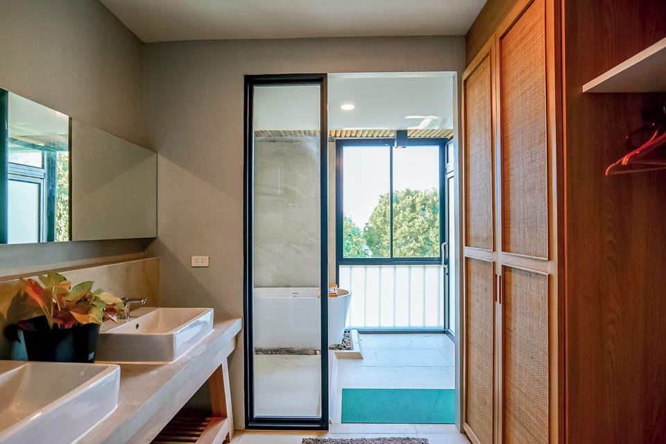 Suite | Bathroom | Hair dryer, towels, soap, shampoo
