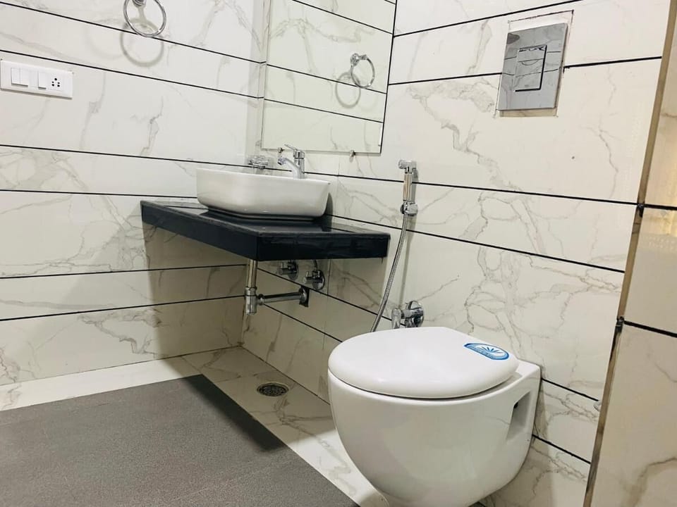 Classic Room | Bathroom | Towels, soap, shampoo, toilet paper