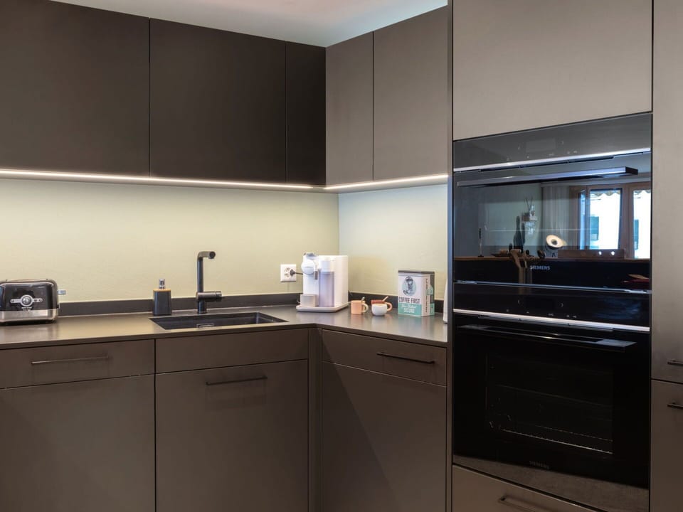 Kitchen Appliance, Kitchen, Major Appliance, Cabinetry, Countertop, Interior Design, Home Appliance, Lighting, Flooring, Furniture