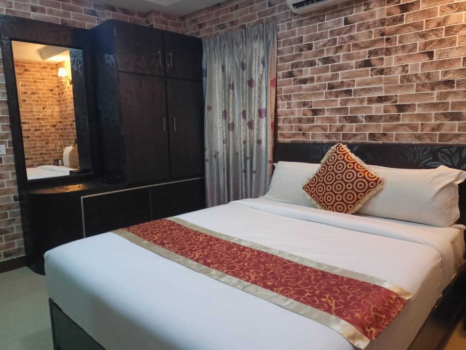 Deluxe Double Room | Blackout drapes, iron/ironing board, free WiFi