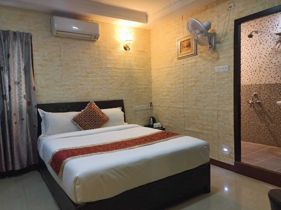 Deluxe Double Room | Blackout drapes, iron/ironing board, free WiFi