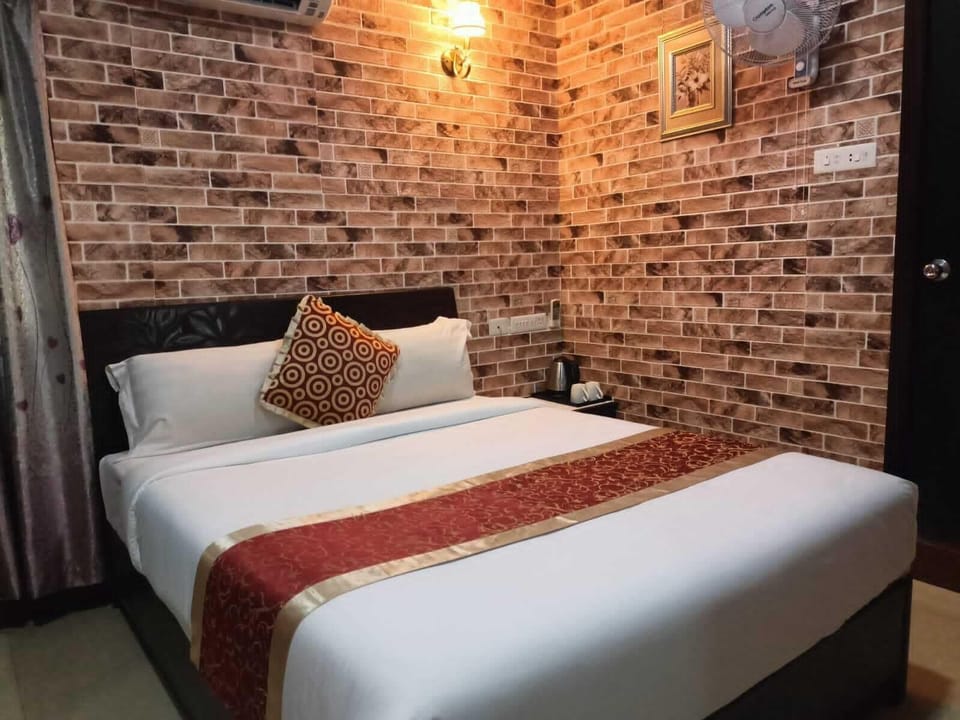 Deluxe Double Room | Blackout drapes, iron/ironing board, free WiFi