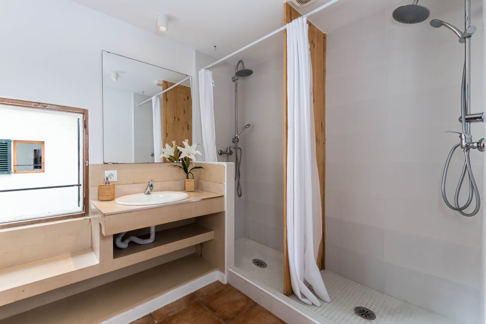 Shower, towels