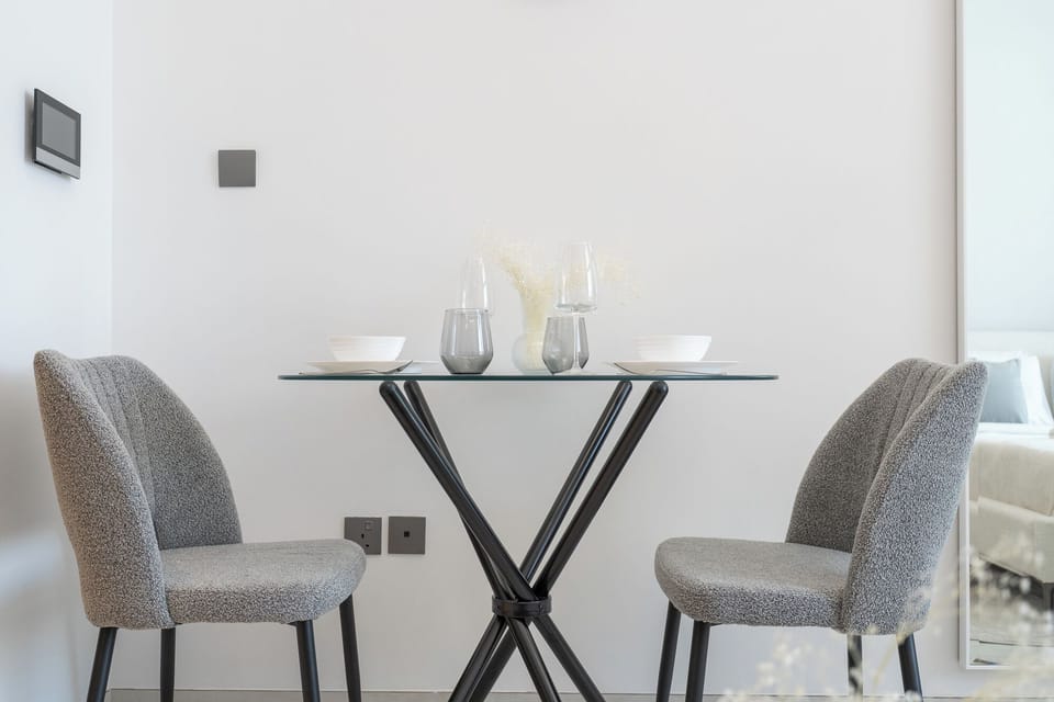 Deluxe Studio, Balcony, City View | Dining room