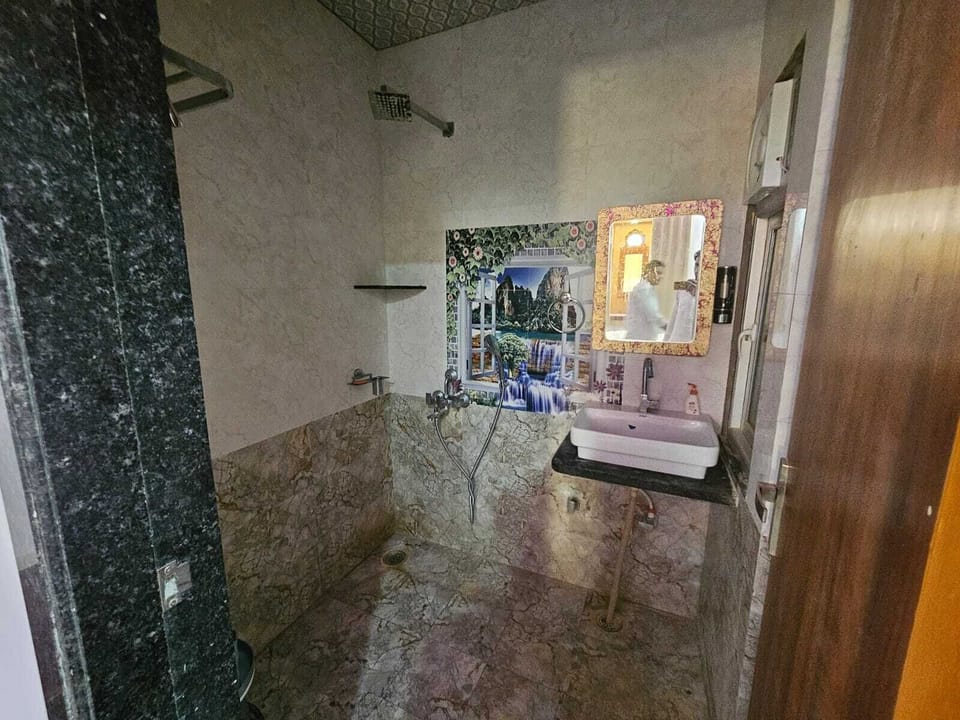 Shower, free toiletries, towels, soap