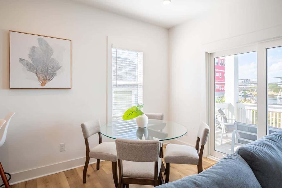 Lower Dining Table w Porch