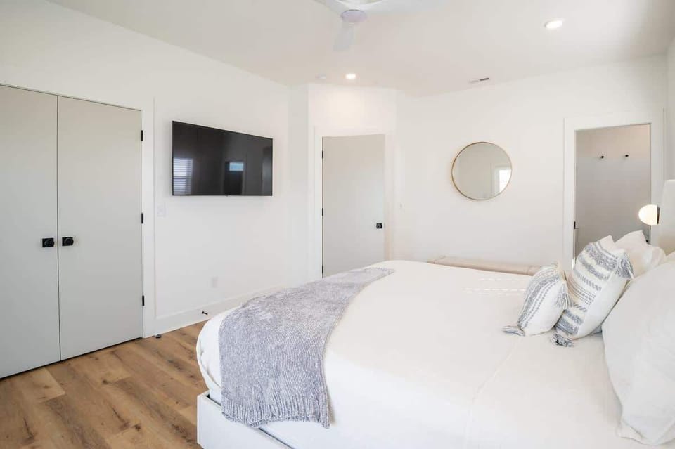 Level 3-Bedroom 3 King Suite with Smart TV