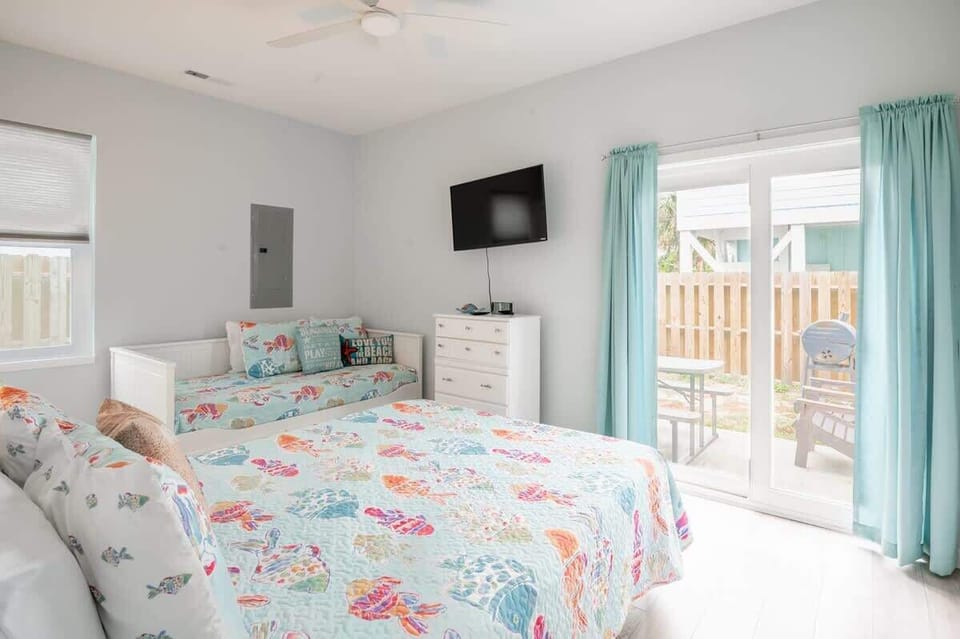 Downstairs Guest Bedroom Sleeps 3