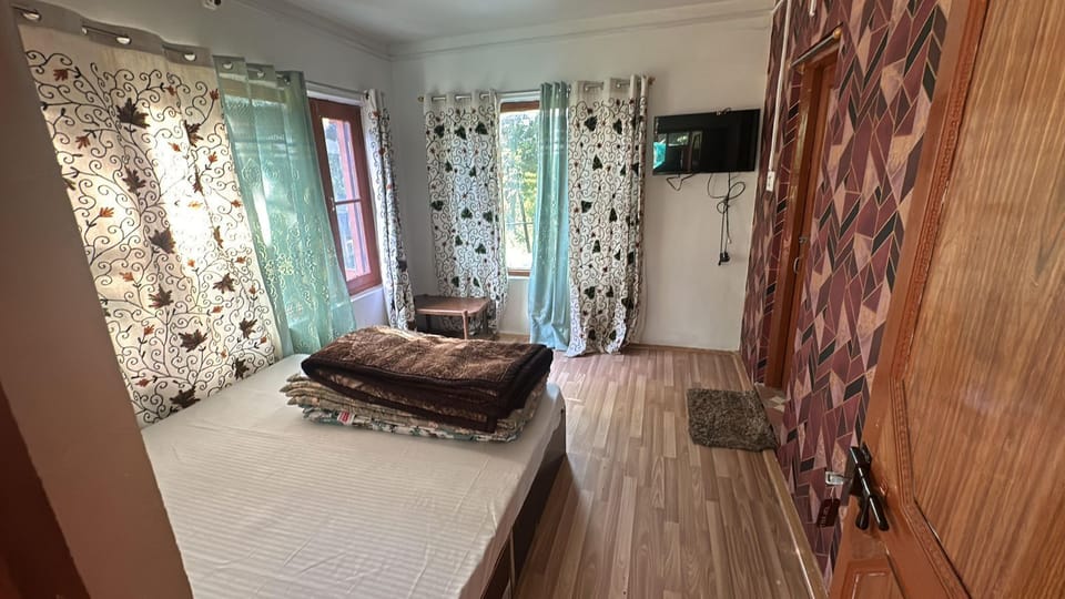 Comfort Room | Desk, laptop workspace, iron/ironing board, free WiFi
