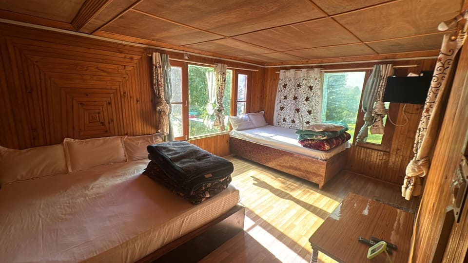 Deluxe Single Room, Mountain View | Desk, laptop workspace, iron/ironing board, free WiFi
