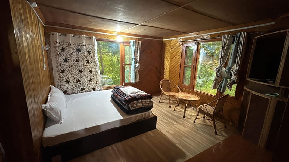 Comfort Room | Desk, laptop workspace, iron/ironing board, free WiFi