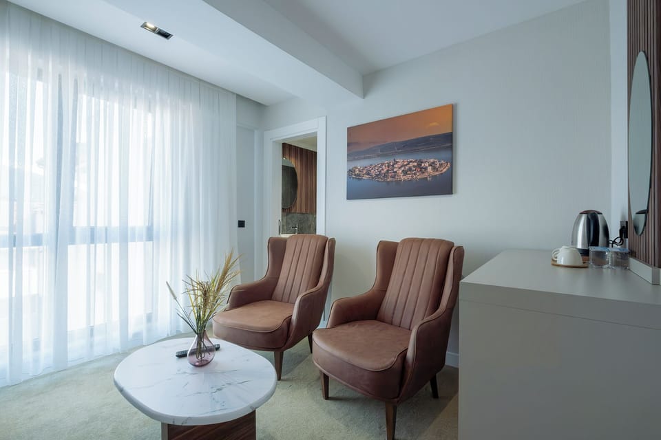 Junior Suit Room | Egyptian cotton sheets, premium bedding, minibar, desk
