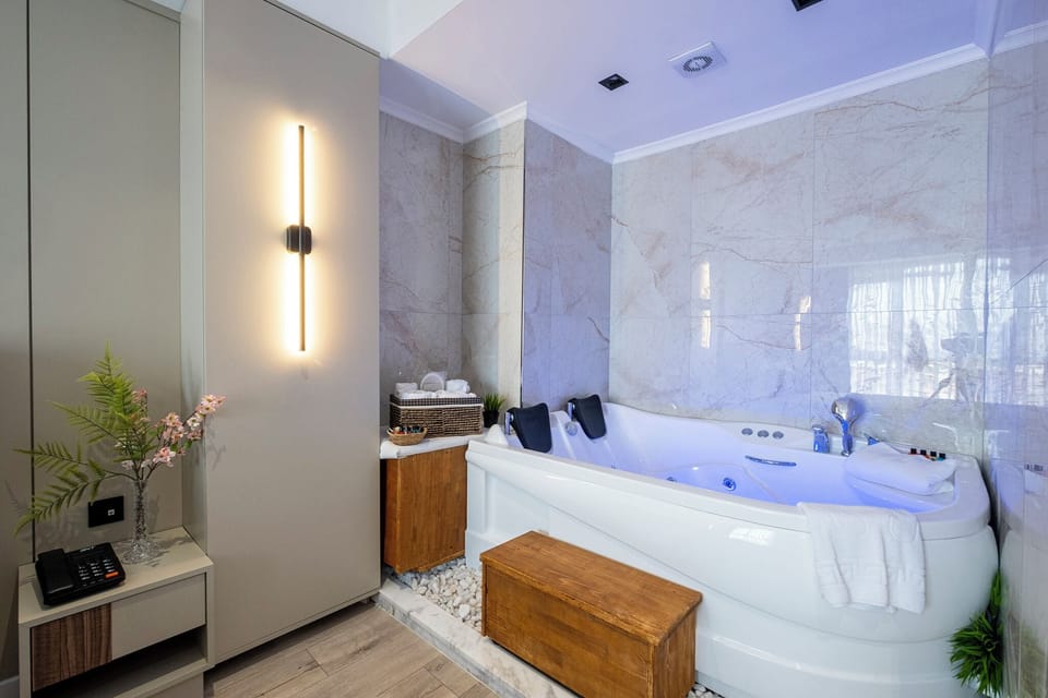 Jakuzi Suit Room | Egyptian cotton sheets, premium bedding, minibar, desk