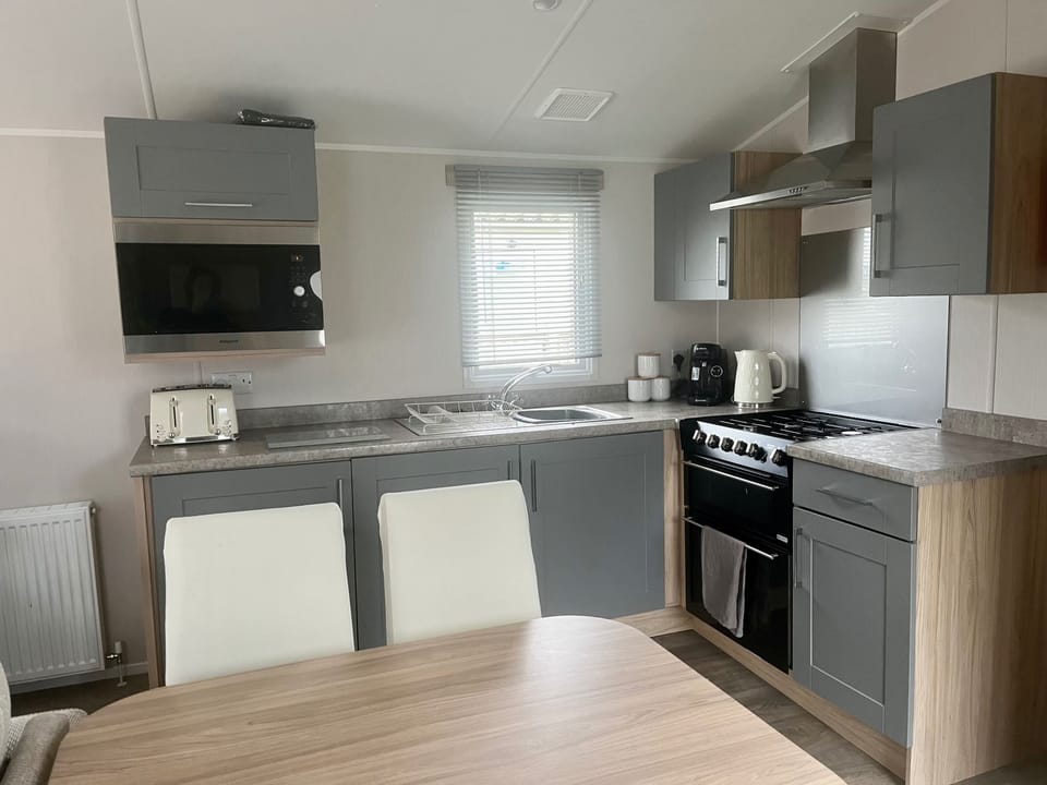 Apartment | Private kitchen | Fridge, microwave, oven, stovetop