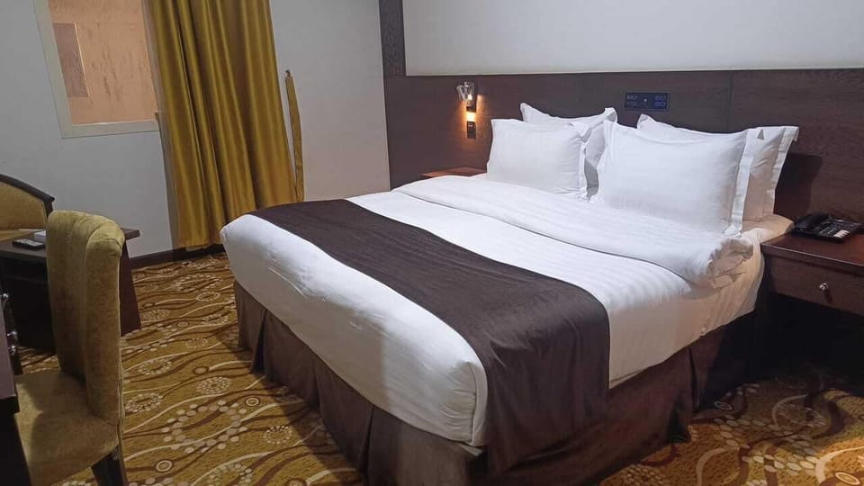 Double Room, 1 Queen Bed | In-room safe, blackout drapes, WiFi (free)