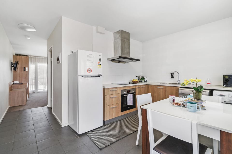 Full-size fridge, microwave, oven, stovetop