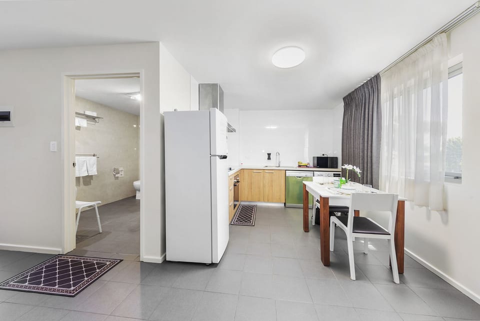 Full-size fridge, microwave, oven, stovetop