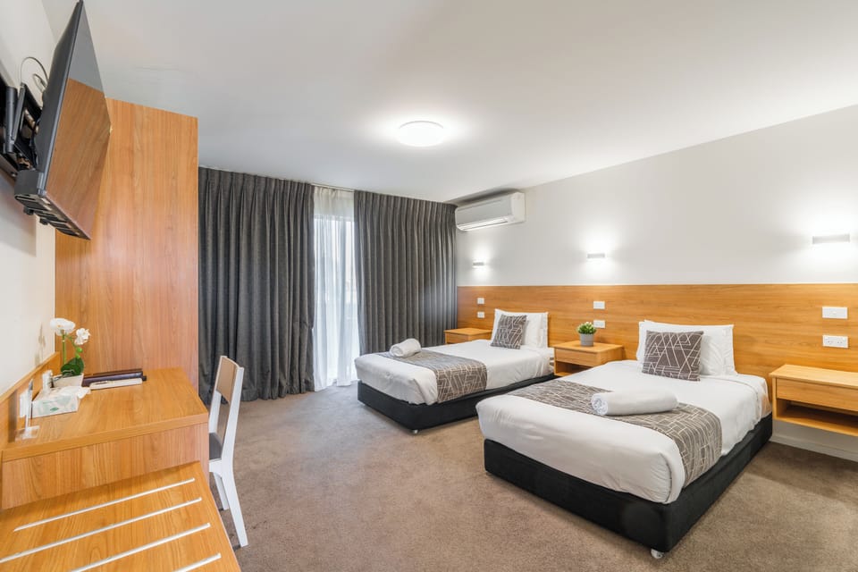 Luxury Triple Room | Desk, laptop workspace, soundproofing, iron/ironing board