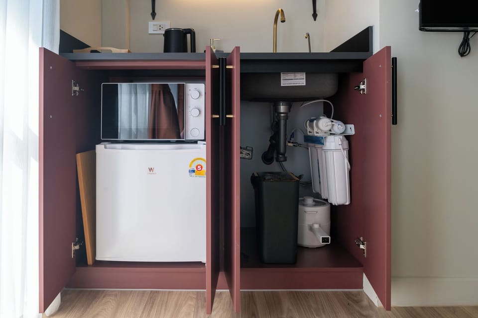 Standard Double or Twin Room, 1 Bedroom, Kitchenette, Courtyard View | Private kitchenette | Mini-fridge, microwave, electric kettle, cookware/dishes/utensils