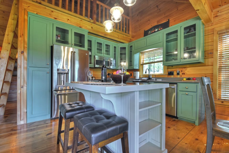 Luxury cabin rental with stunning cabinets, granite and stainless